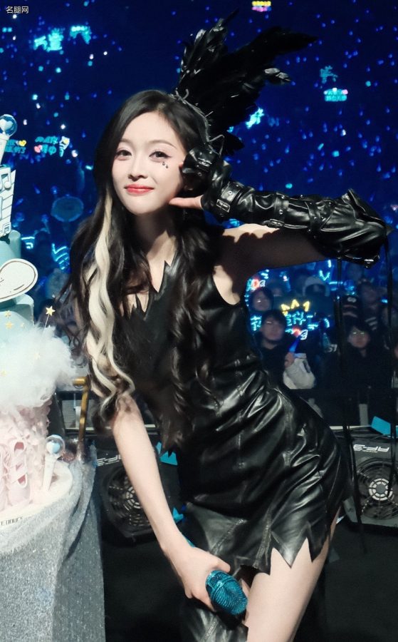 黑桃Queen女王吴宣仪穿开衩裙秀纤细长腿(8/8)