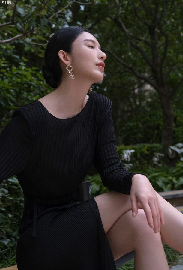 张俪穿开衩裙美长腿踩尖头细高跟展现动人魅力(3/5)