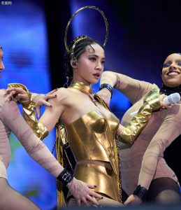 蔡依林变身成为女王座黄金圣斗士露肉丝大腿