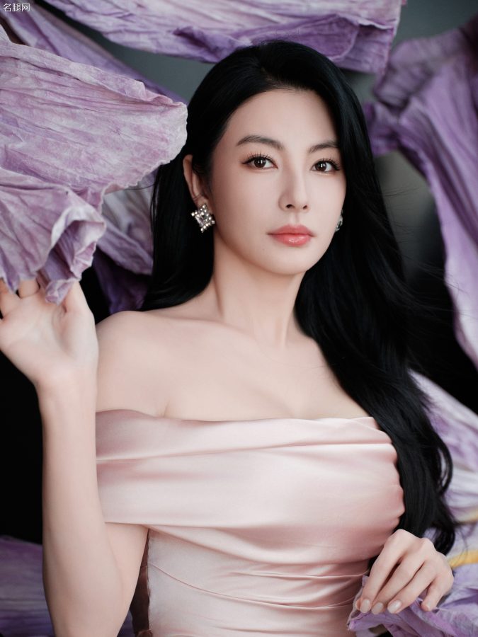 37岁张雨绮身穿粉色晚礼服美足穿高跟凉鞋绽放女性魅力(7/7)