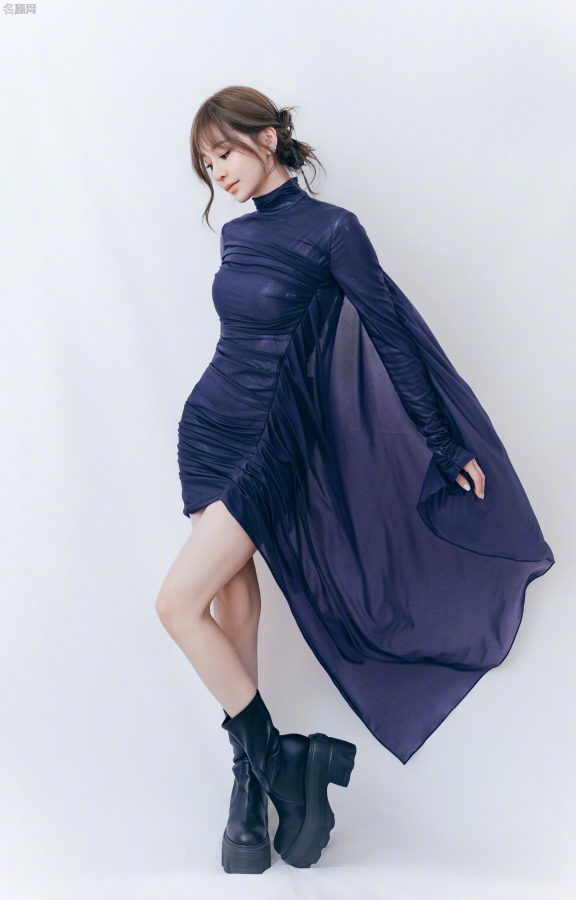 王心凌身穿柔软纱裙展现苗条身穿细长腿(2/10)