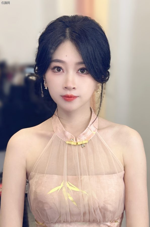 新生代的《DOTA2》女解说Ams玉腿纤细光滑(2/2)