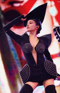 蔡依林穿银色旋纹深V裙腿蹬长靴跟你玩一场野蛮游戏