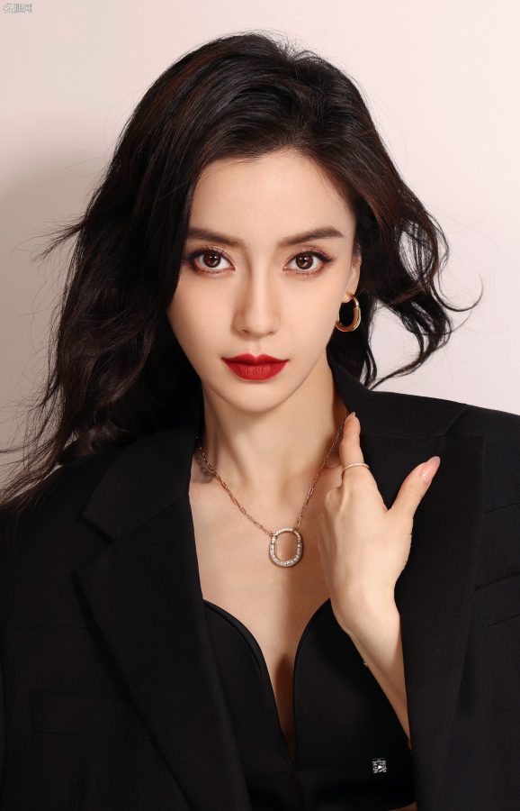 Angelababy杨颖红唇美眼盯屏(2/2)