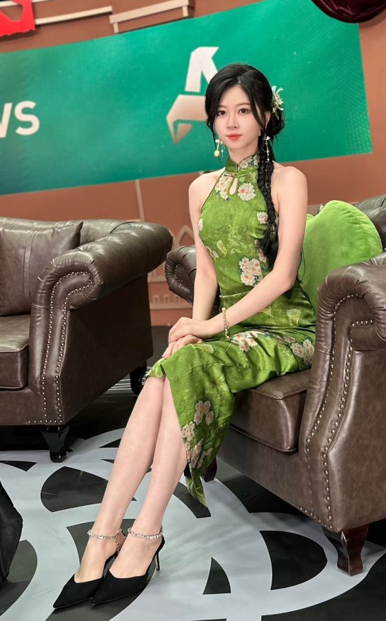 刀塔游戏女主播Ams旗袍高跟解说游戏(1/2)
