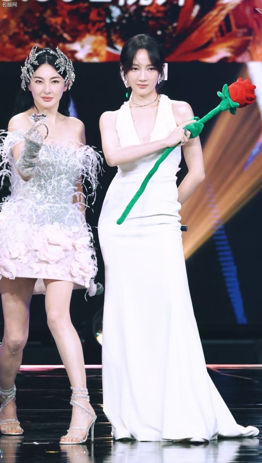 张雨绮头戴新娘钻石头饰一双大长腿踩细凉鞋霸屏(14/18)