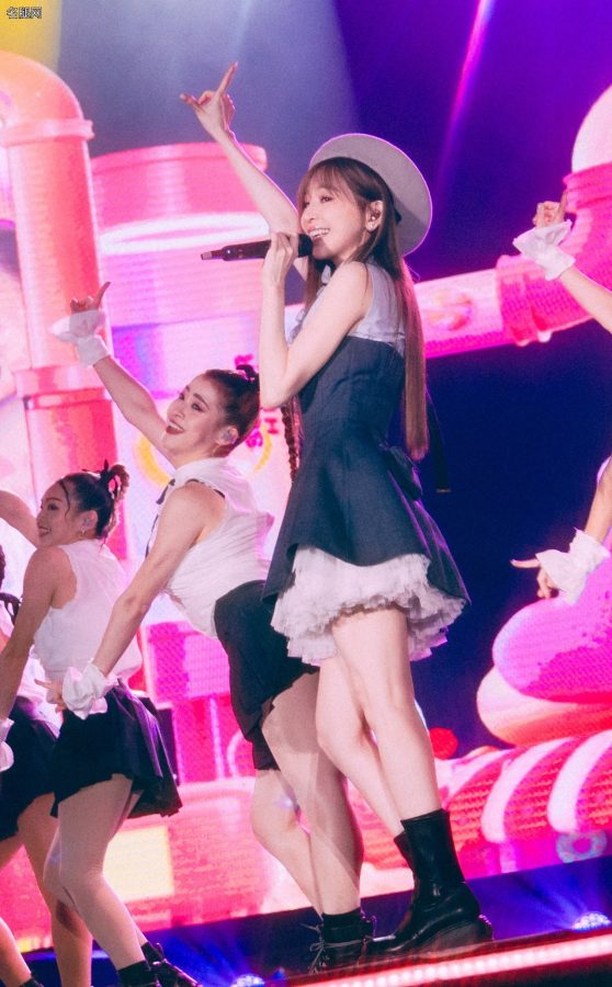 王心凌在演唱会上细腿穿短靴少女感满满(4/11)