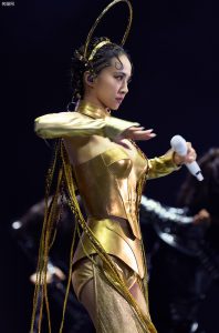 蔡依林变身成为女王座黄金圣斗士露肉丝大腿