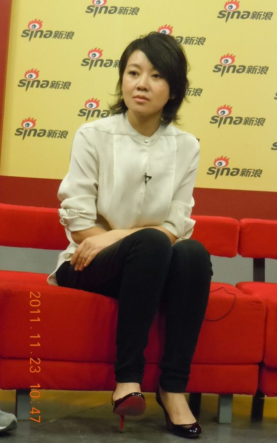 成熟魅力闫妮穿红底细高跟翘脚坐姿(2/4)