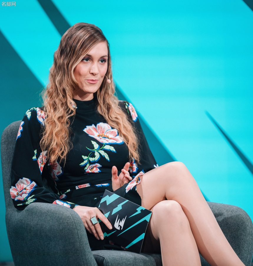 比利时主持人Sjokz (Eefje Depoortere)腿穿丝袜高跟翘二郎腿(4/6)