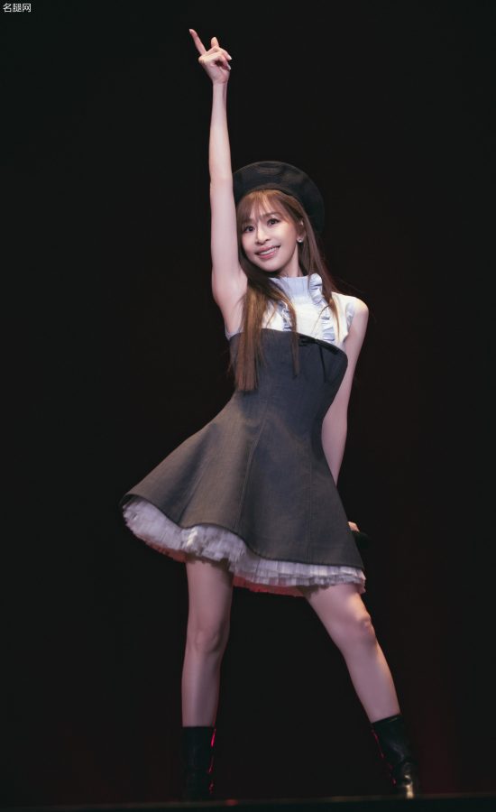 王心凌在演唱会上细腿穿短靴少女感满满(6/11)