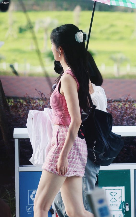 高挑白净的美女张俪短裙细腿美照(9/10)