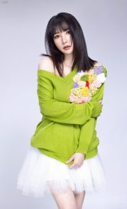 美女主持人柳岩洁白美腿踩尖头高跟拍摄棚拍写真