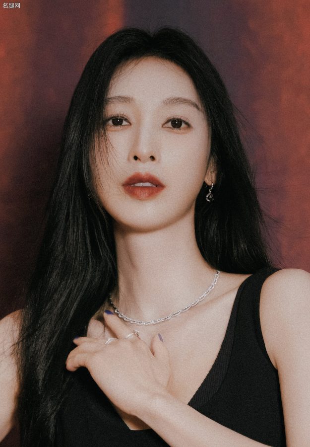 张俪穿开衩裙踩尖头高跟美腿白皙修长吸引人目光(2/7)
