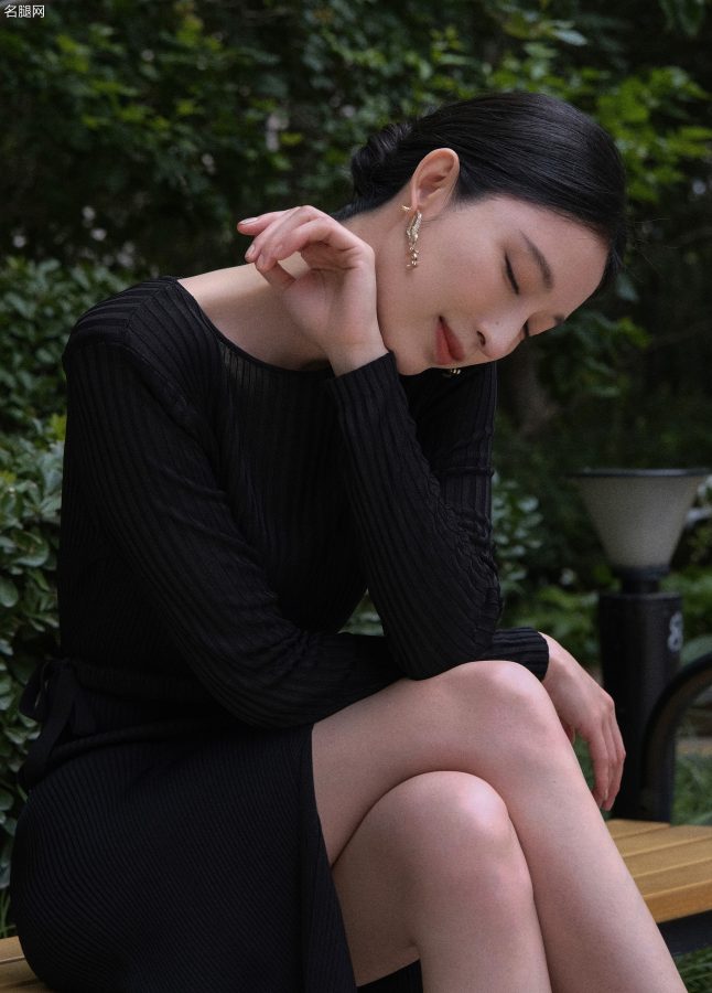 张俪穿开衩裙美长腿踩尖头细高跟展现动人魅力(2/5)
