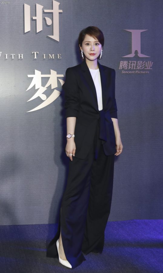 海清穿一身酷黑西装开叉长裤脚踩乳白色尖头高跟(5/5)