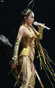 蔡依林变身成为女王座黄金圣斗士露肉丝大腿