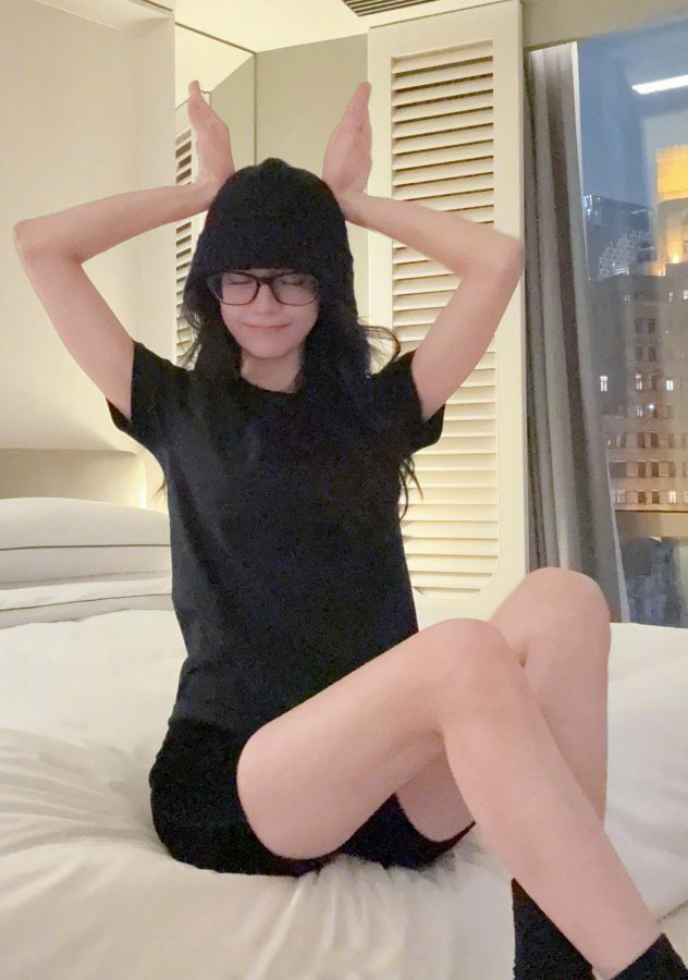 迪丽热巴素颜在床上展示细白的少女腿(1/2)