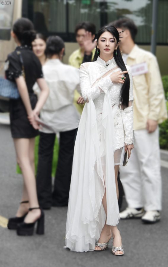 张雨绮身穿国风飘逸白裙美腿纤长大展东方古典气韵(9/10)