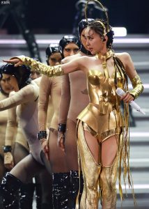 蔡依林变身成为女王座黄金圣斗士露肉丝大腿