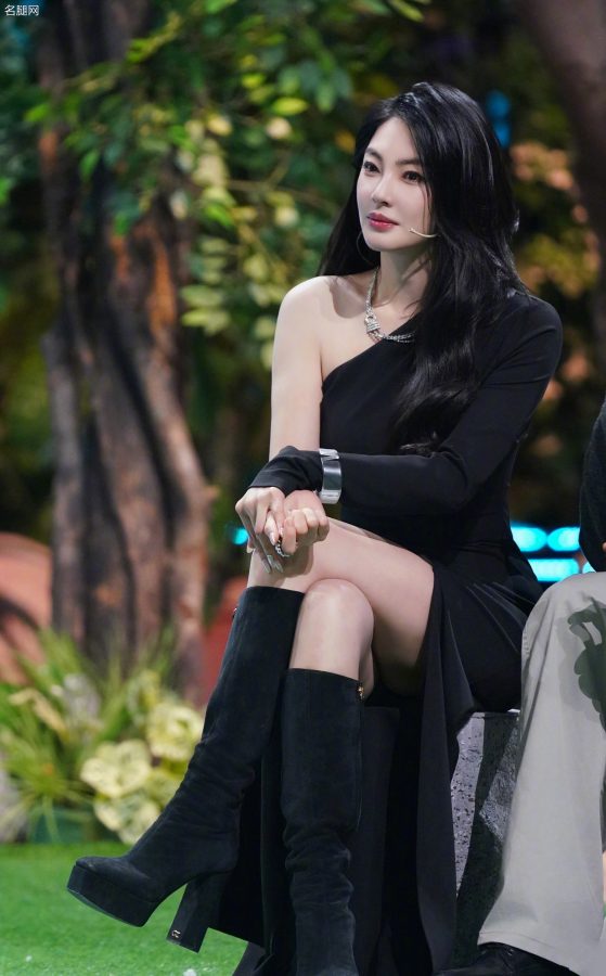 张雨绮美腿穿高跟长靴女王气质录制《王牌对王牌》(2/3)