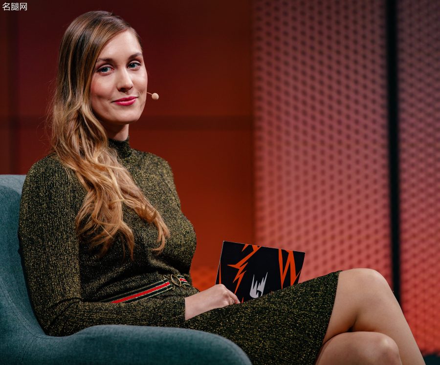 Sjokz (Eefje Depoortere)肉丝袜配运动鞋主持电竞赛事(2/4)