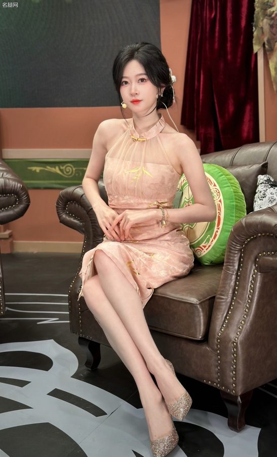 新生代的《DOTA2》女解说Ams玉腿纤细光滑(1/2)
