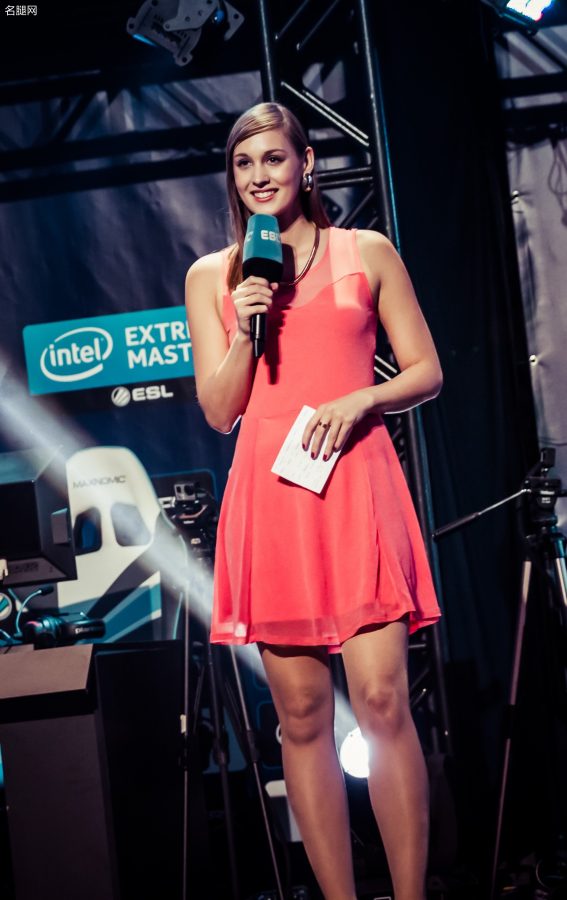 腿穿丝袜的Sjokz (Eefje Depoortere)主持电竞比赛(2/3)