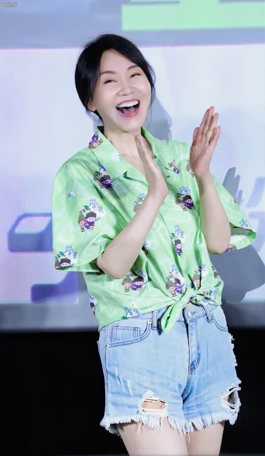 闫妮破洞牛仔热裤里成熟迷人的美腿(4/11)