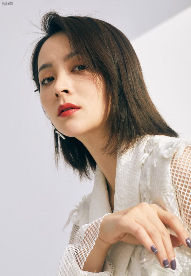 美女明星邓莎穿开衩裙玉腿美足为杂志拍摄魅力大片(4/7)
