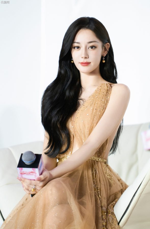 大美女迪丽热巴波浪卷发高贵长裙优雅大片(8/9)