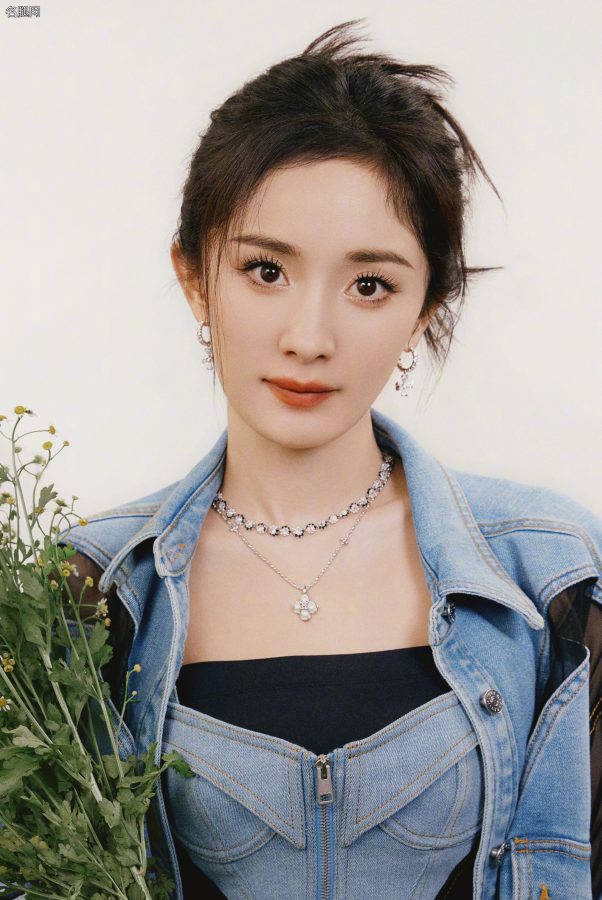 杨幂美腿穿细高跟长靴在一片草丛中展现青春活力气息(11/12)