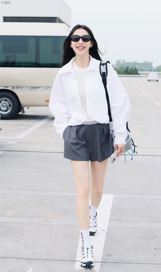 张俪现身机场大秀一双细长美腿(1/6)