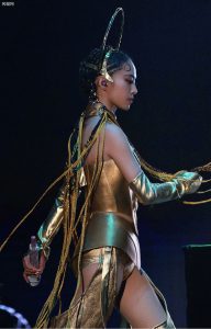 蔡依林变身成为女王座黄金圣斗士露肉丝大腿
