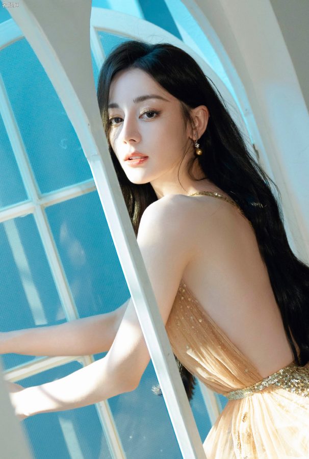 大美女迪丽热巴波浪卷发高贵长裙优雅大片(6/9)