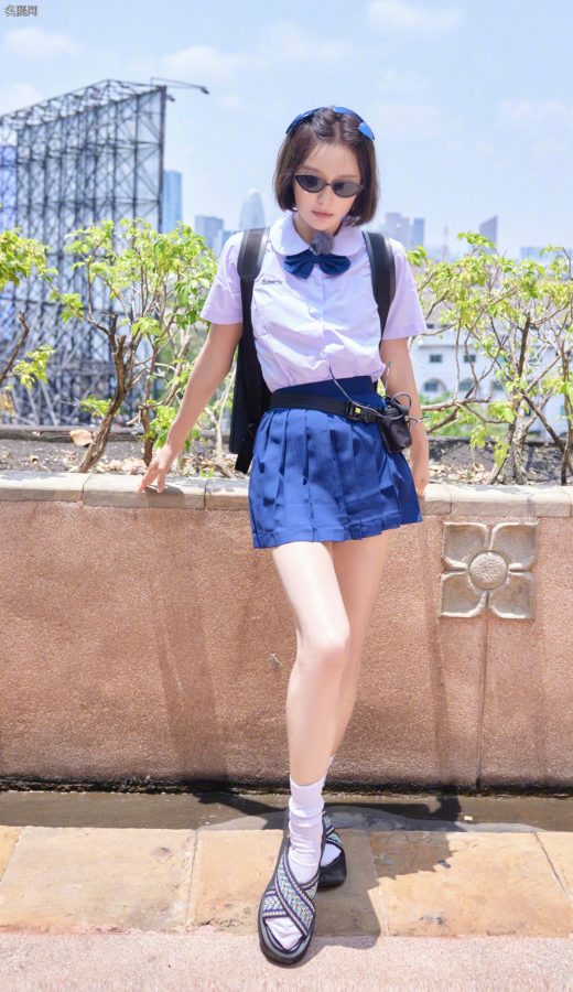 秦岚姐背包旅行阳光下白皙修长的美腿(3/5)