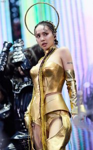 蔡依林变身成为女王座黄金圣斗士露肉丝大腿