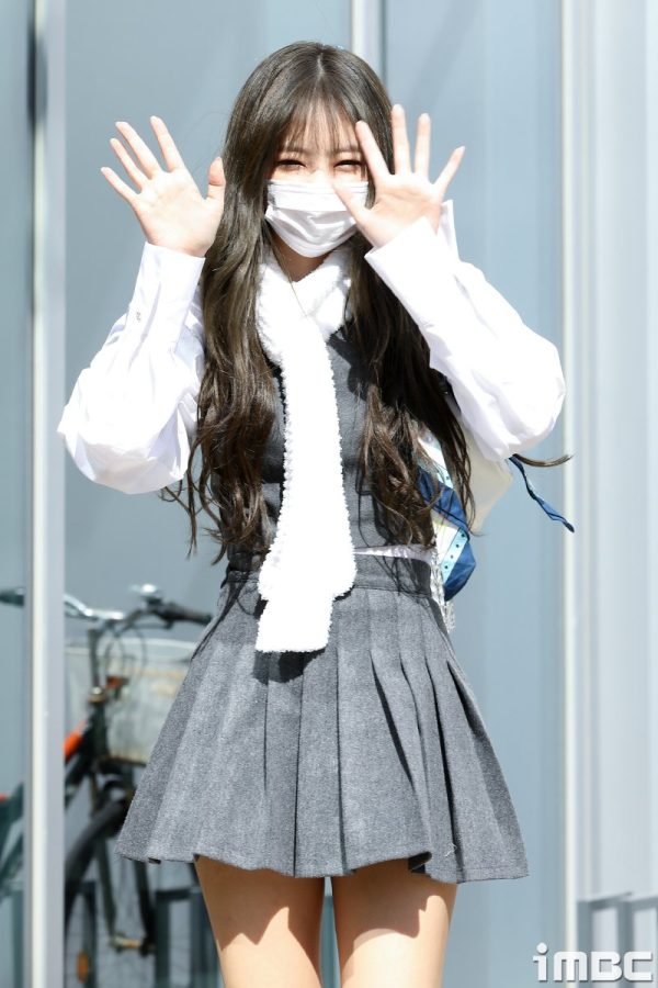 BLACKPINK成员：金珍妮、金智秀、LISA、朴彩英穿学院风灰色百褶迷你短裙出街(13/14)