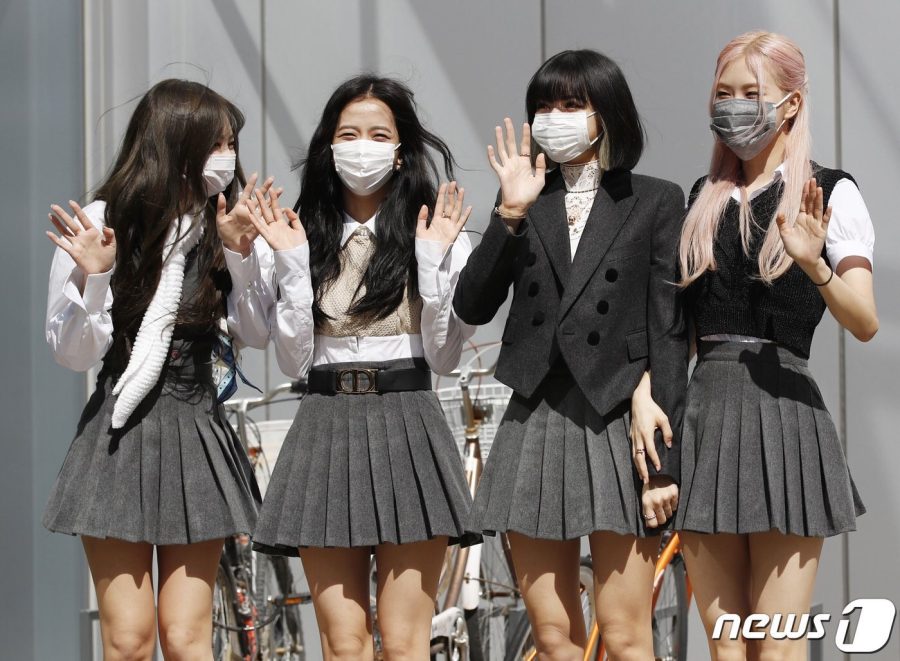 BLACKPINK成员：金珍妮、金智秀、LISA、朴彩英穿学院风灰色百褶迷你短裙出街(2/14)