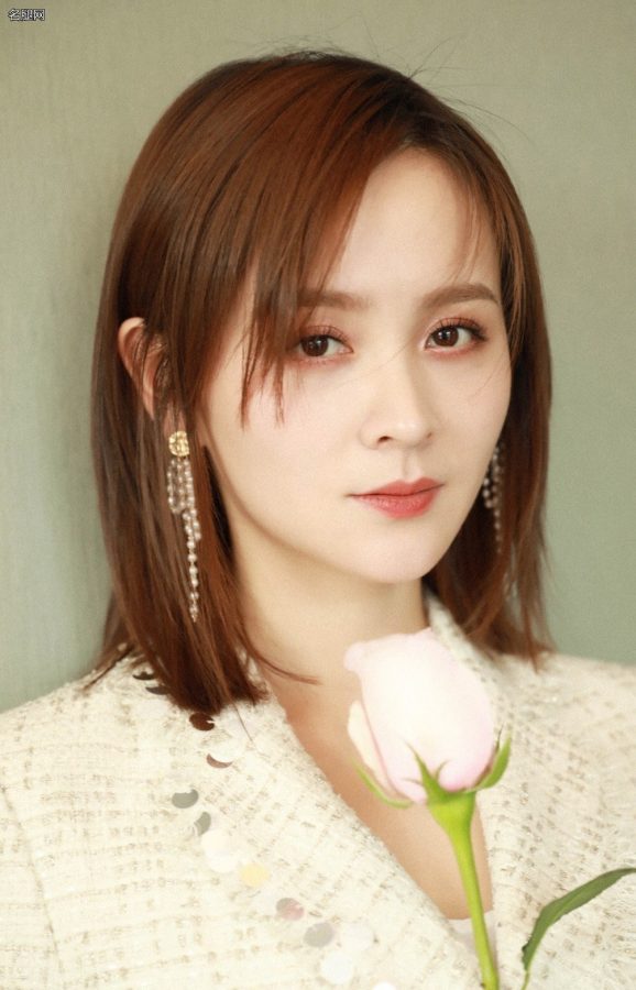 邓莎美腿笔直亮相商业活动(4/5)