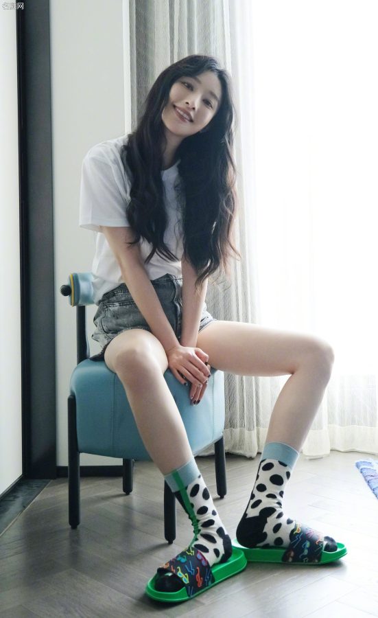 张俪在家脚穿可爱棉袜美细腿晶莹剔透(2/3)