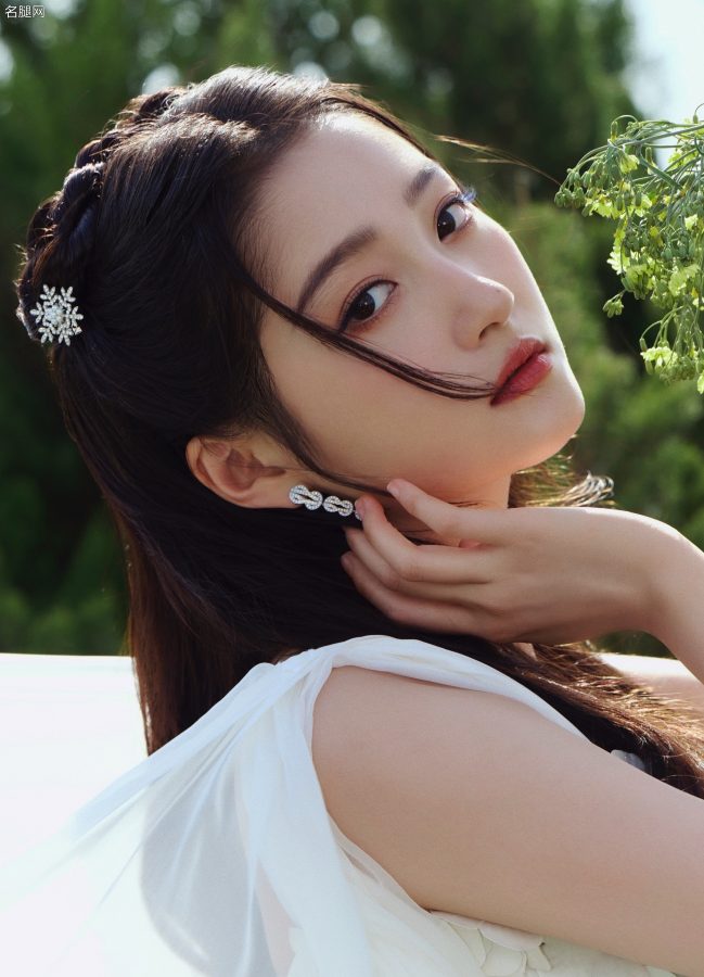 关晓彤美妙长腿踩白色一字带凉高跟出席北京国际电影节开幕式(5/9)