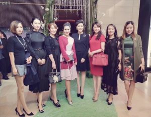 女主持人杨澜腿穿丝袜高跟出席LAN珠宝品牌活动