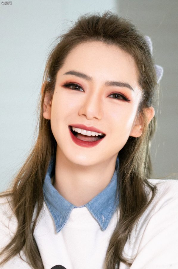 戚薇穿米奇图案衣服跪在白色床单上拍照(5/8)