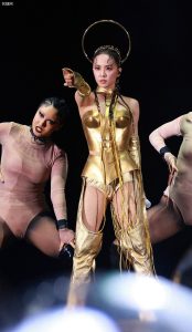 蔡依林变身成为女王座黄金圣斗士露肉丝大腿