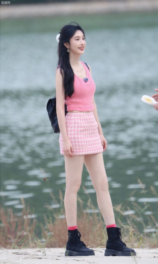 高挑白净的美女张俪短裙细腿美照(2/10)
