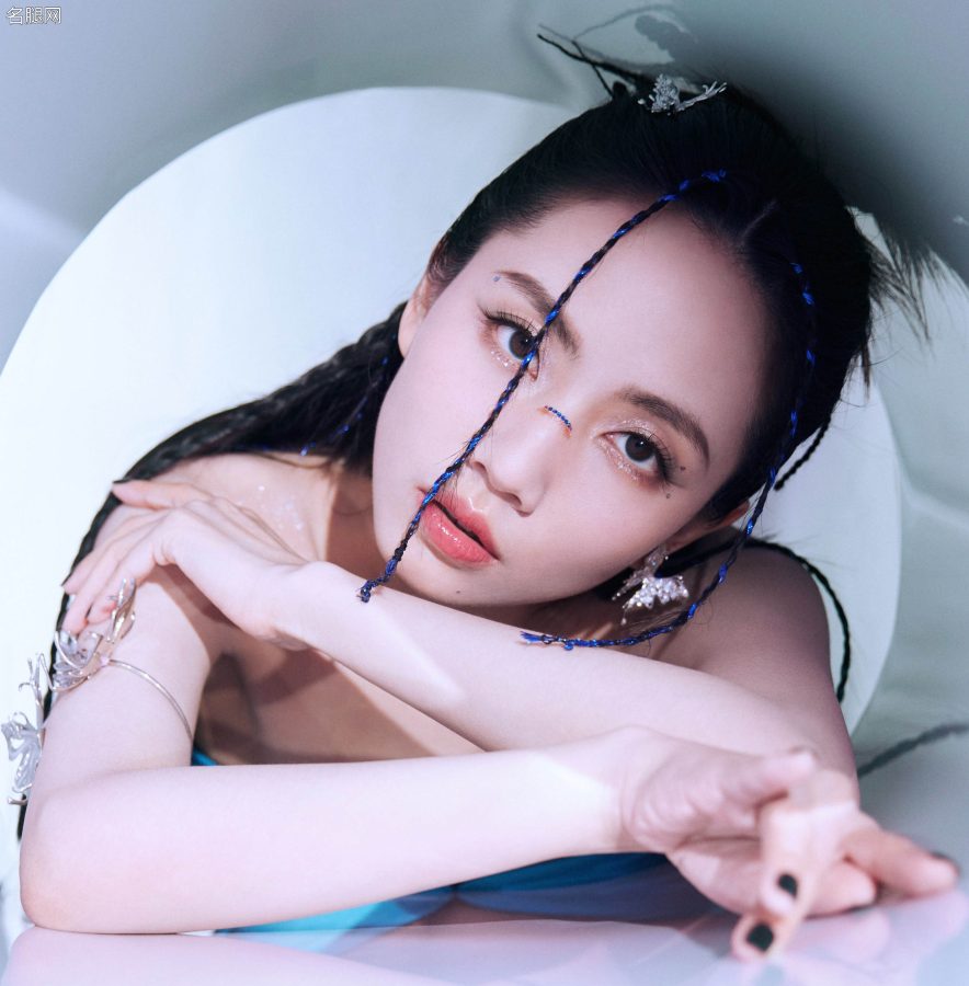 身穿紧身蓝裙的独特魅力女孩刘惜君开始秀沟了(8/8)