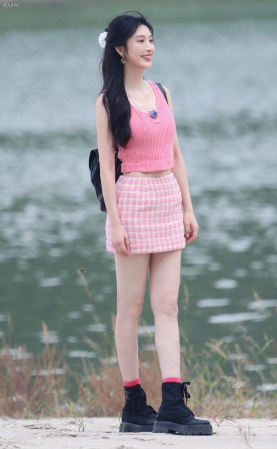 高挑白净的美女张俪短裙细腿美照(5/10)