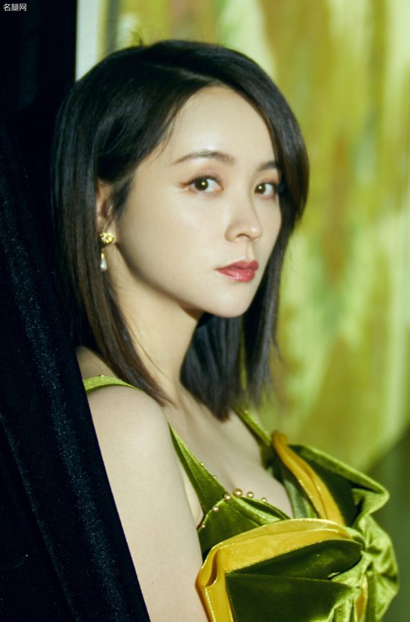 邓莎穿一条绿色开衩裙美腿踩高跟气质优雅(4/4)