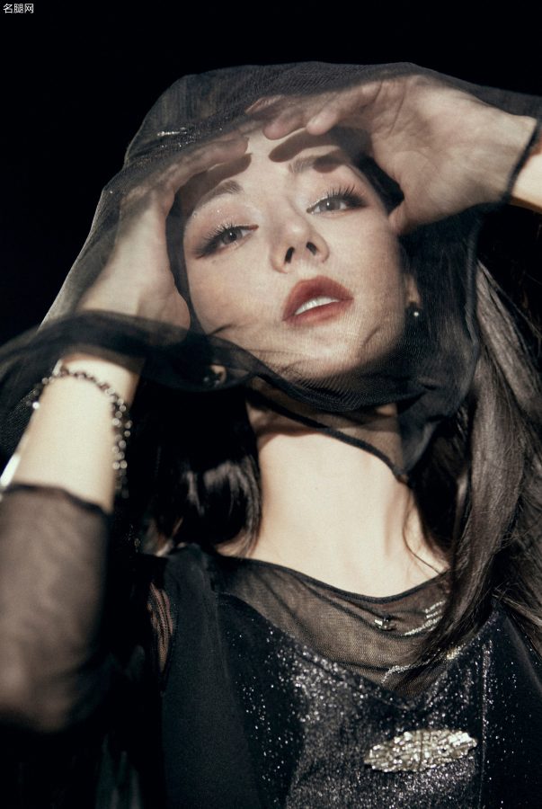 暗夜女王迪丽热巴一条腿穿短筒黑丝一条腿在薄纱内若隐若现(8/19)